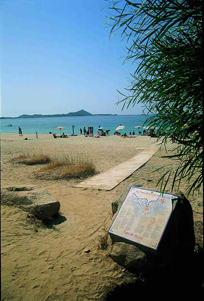 Accesso alla spiaggia e cartellonistica. Capo Carbonara, Sardegna